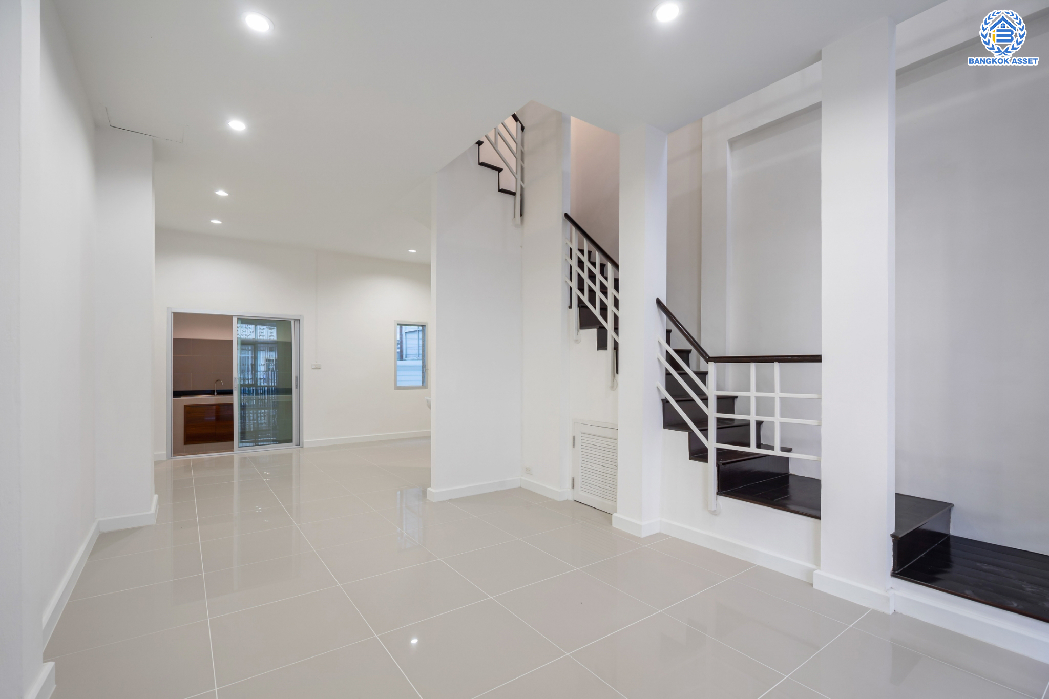 บ้านมือสองตกแต่งใหม่ ม.บ้านริมสวน ดอนเมือง เนื้อที่ 17.6 ตร.ว. ฟังก์ชันจัดเต็ม 3 ห้องนอน 3 ห้องน้ำ จอดรถได้ 2 คัน มีความเป็นส่วนตัว เดินทางเข้าสู่ใจกลางเมืองได้อย่างสะดวกสบาย ใกล้สนามบินดอนเมือง และทางด่วนศรีสมาน